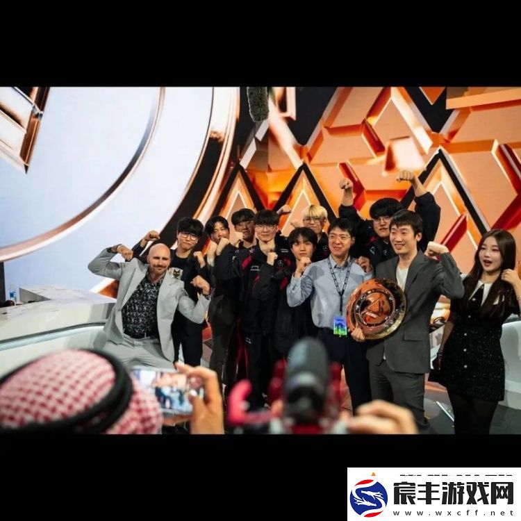 TRoach教练发布EWC和S赛夺冠图