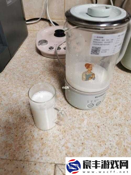 早上起来就装得满满的牛奶壶：真让人开心