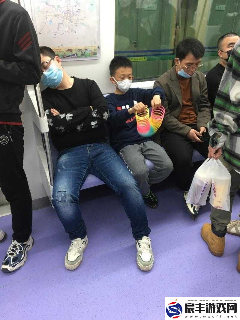 外出佩戴小玩具坐地铁是否合适