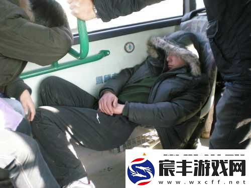 公交车睡着突然吸一口气像呼噜：令人捧腹的瞬间