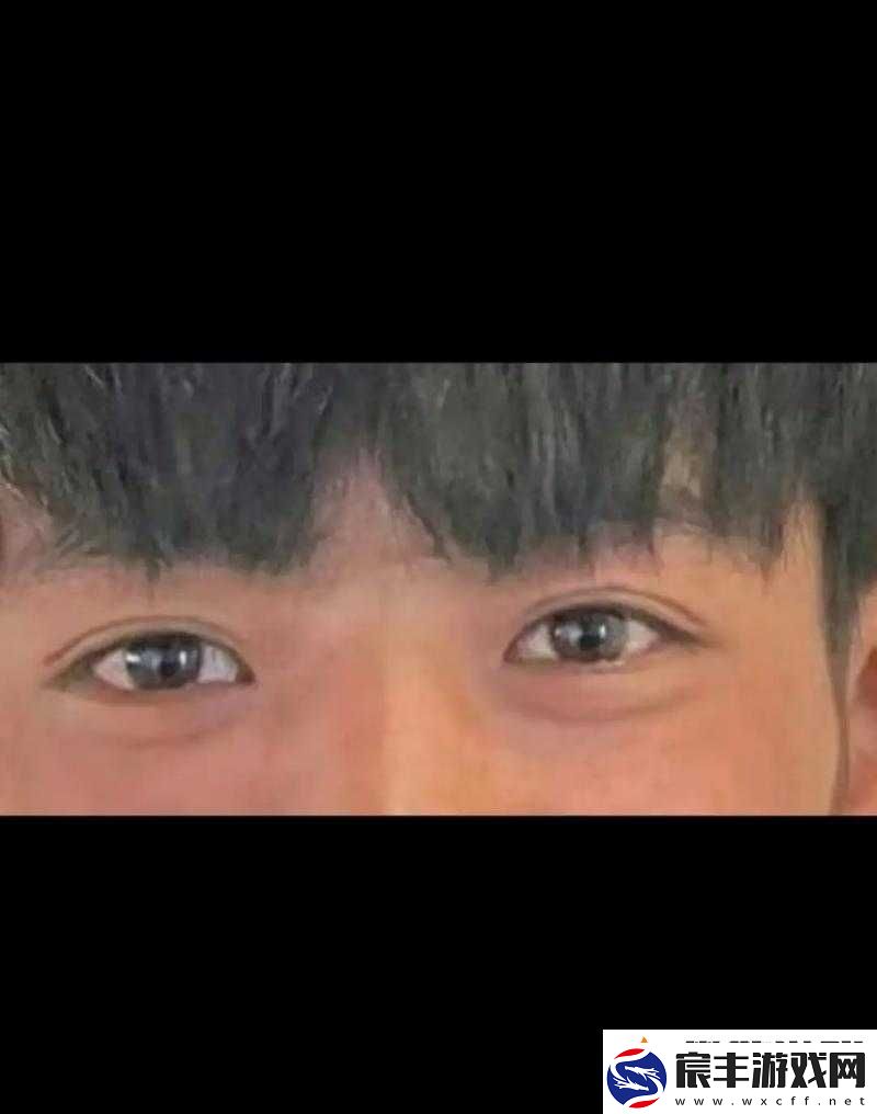 坤坤穿过女生定眼引发热议