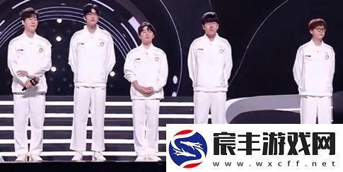 英雄联盟骆歆穿新IG队服亮相-真是可爱好看